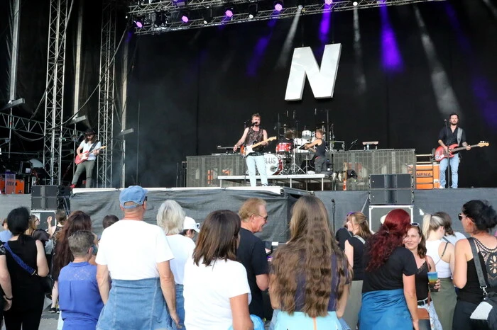 On Stage: „Flavour Amp", „PLUS", „Popwal" und Nena. 