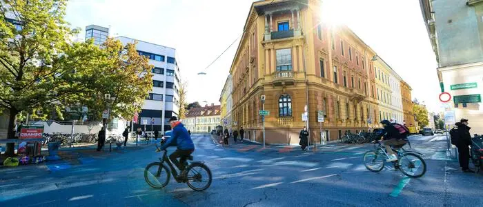 Der Sonnenfelsplatz, hier fotografiert in Richtung Beethovenstraße und Leechgasse, ist ein Shared Space – alle Verkehrsteilnehmer sind gleichberechtigt