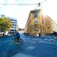 Der Sonnenfelsplatz, hier fotografiert in Richtung Beethovenstraße und Leechgasse, ist ein Shared Space – alle Verkehrsteilnehmer sind gleichberechtigt