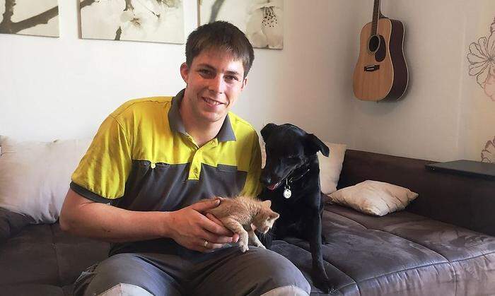 Daniel Lassacher mit dem geretteten Kätzchen und Familienhund Sheena 