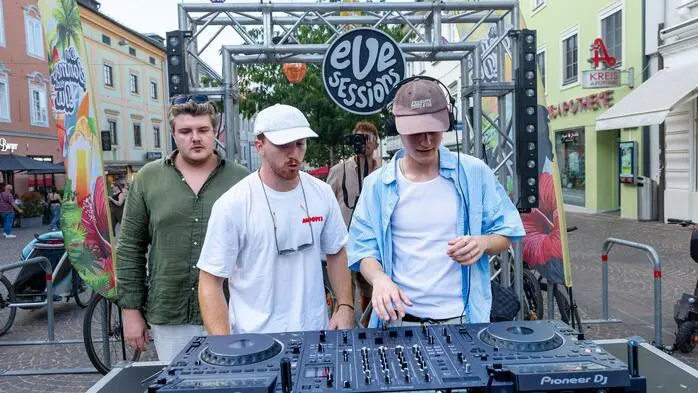 Die jungen DJs Nicco Huber und Manuel Metzger sind die Männer hinter „Eve-Sesssions“, einem Partykonzept, dass sich zu einem großen Erfolg in Villach etnwickelt hat. Gefeiert wird von 17 bis 22 Uhr, der Eintritt ist frei. Am vergangenen  Mittwochabend, 19. August, wurden die beiden DJs vom Stadtmarketing gebucht, um am Villacher Hauptplatz mit den Gästen der Innenstadt eine große Party zu feiern. Die nächste „Eve-Session“ findet am Freitag, 28. August, wieder vor dem Café Biest an der Draupromenade statt, dort wo bisher die Partys der beiden statt fanden. 
