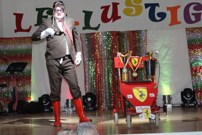 "Der Kamerad" (Sigi Krobath) ist heuer als Rennfahrer mit dabei und wirft mit den Pointen nur so um sich, bevor er zum Schluss noch eine Flasche Champagner köpft.