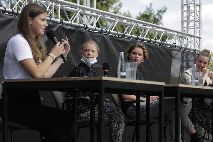 Von links nach rechts: Die Klimaaktivistinnen Luisa Neubauer, Greta Thunberg, Anuna de Wever und Adelaide Charlier bei einer Pressekonferenz nach einem Treffen mit der damaligen deutschen Bundeskanzlerin Angela Merkel in Berlin
