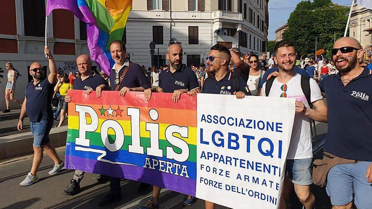 Angehörige der Polis Aperta (Offene Polizei) bei einer Pride Parade in Italien