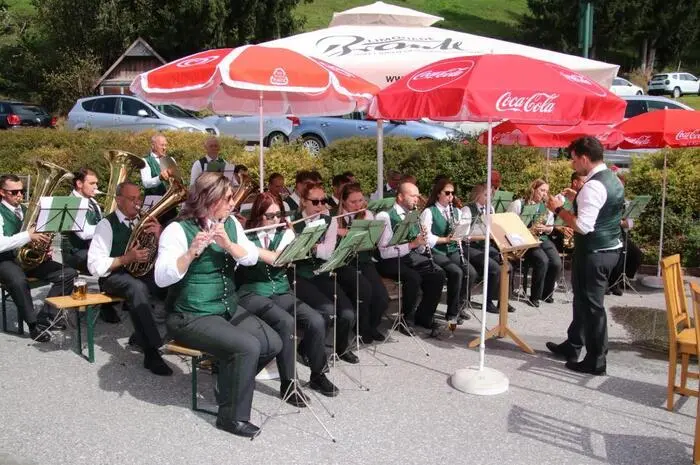 Zahlreiche heimische Gruppen, von der Ortsmusikkapelle über den Gesangsverein, einzelnen Musikgruppen bis hin zu den Gößnitzer Schuhplattlern sorgten für beste Stimmung.