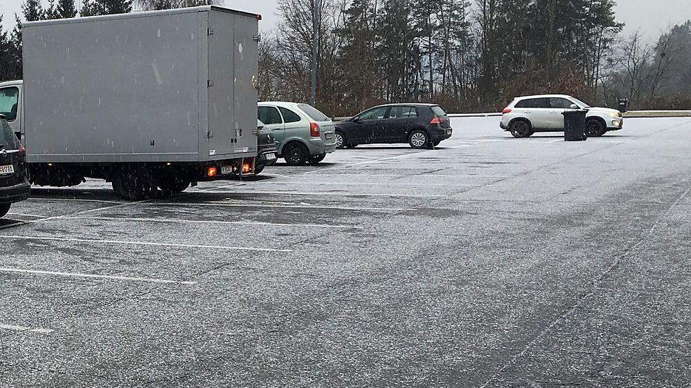 Schnee auf einem Parkplatz in Pörtschach