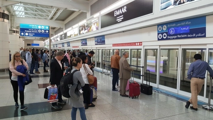 Ankunft am Flugahfen "Dubai International": vom Terminal geht es per fahrerlosem Zug zur Passkontrolle und den Gepäckförderbändern.