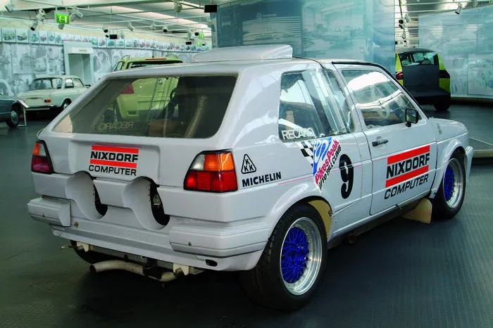 Zugegeben, es handelt sich hier um ein reines Rennauto, aber dafür um den einzigen GTI mit zwei Motoren, den VW selbst entwickeln ließ. Volkswagen hatte mit diesem Hobel nur eines im Sinn: Das Race to the Clouds auf dem Pikes Peak zu gewinnen. Sie betrieben dieses Vorhaben mit ehrgeiziger Ernsthaftigkeit: Rallye-As Jochi Kleint war der Fahrer, der Wiener Formel-Vau-Guru Kurt Bergmann kümmerte sich um die Konstruktion. Die letzte Version von 1988 hatte zwei 16V-Turbo-Motoren mit jeweils rund 300 PS und ein unglaublich kompliziertes Gewirr aus Schaltgestängen und Gaszügen. Das klappte nicht immer nach Plan: Einmal ging ein Triebwerk hoch, was das Fahrverhalten schlagartig unberechenbar machte und ein kreidebleicher Herr Kleint eine Zeit lang nicht ansprechbar war. Ein anderes mal grub sich der wilde Golf von selbst ein, weil das vordere Getriebe den ersten, die rückwärtige Schaltbox aber den Retourgang eingelegt hatte. Und während des Rennens klappte dieses System zwar, aber ein Traggelenk brach, und alles war vorbei. Schade, denn die Zwischenzeit war die schnellste des Tages.