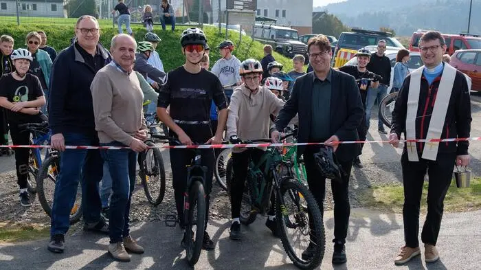 In Krusdorf (Gemeinde Straden) wurde nun ganz offiziell der dritte Pumptrack im Bezirk Südoststeiermark eröffnet. Im Bild: Bauamtleiter Rupert Tamisch, Vizebürgermeister Rudolf Lackner, Sebastian Weinhandl, David Keimel, Bürgermeister Anton Edler und Johannes Lang beim offiziellen Akt (v.l.)