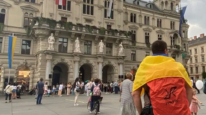 Obwohl sich der blaue Teil der Fahne etwas versteckt - dass es sich hierbei um die ukrainische Nationalflagge handelt, ist dennoch unverkennbar. Zum Freiheitstag der ukrainischen Bevölkerung wurde sie unzählige Male am Grazer Hauptplatz gehisst. 