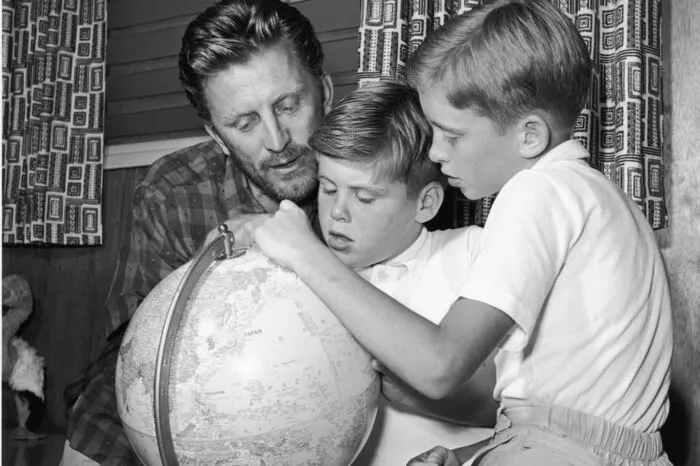 Kirk Douglas mit seinen Söhnen Joel und Michael Douglas