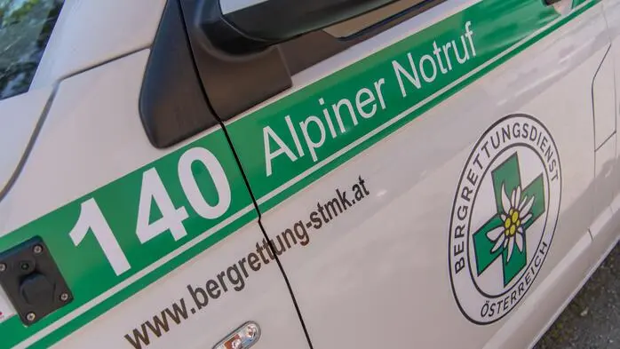 An eine spezielle Trage wurden Räder montiert, um den Mann durch steiles Gelände zu bergen