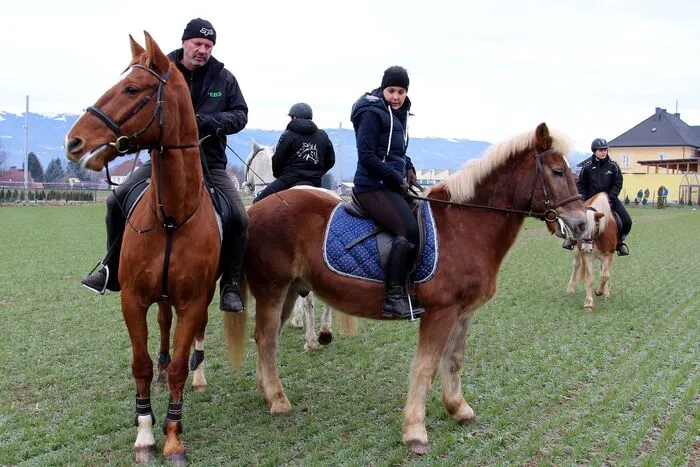 Waren es früher die Pferde von den Bauern in der Umgebung, sind es derzeit die Mitglieder der zahlreichen Reitvereine, welche die Tradition des Stefanireitens ermöglichen und hochhalten. 