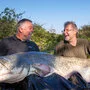 Alfred Lipsky (l.) und sein Kollege Bernd Rabco beim Wels-Fischen am Po in Italien