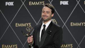 Kieran Culkin mit seinem Emmy für seine Rolle als „Roman Roy“ in „Succession“