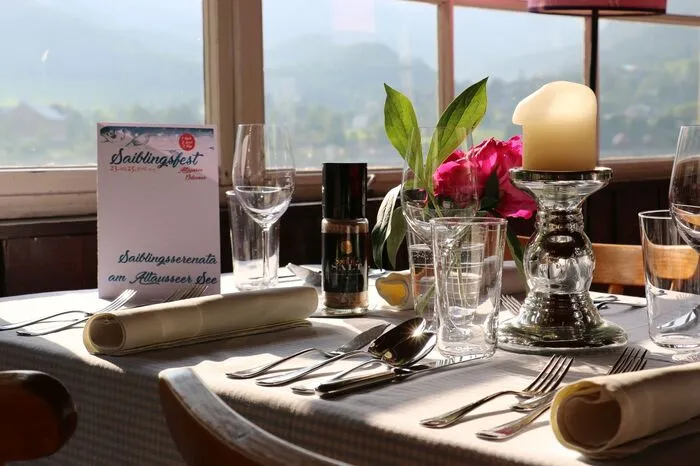 Freitagabend luden das Refugium Altaussee, das Restaurant Berndl und das Seehotel Grundlsee im Strandcafé Altaussee zur kulinarischen Serenata.