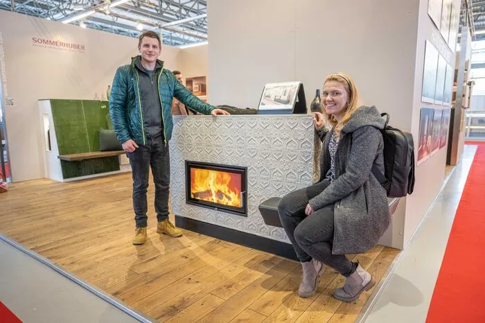 Alexander und Anna aus Fladnitz haben in ihrem sanierten Haus einen Kachelofen und nun sind sie auf der Suche nach einer passenden Sitzgelegenheit. "Aber bei den Küchen werden wir auch noch vorbeischauen."