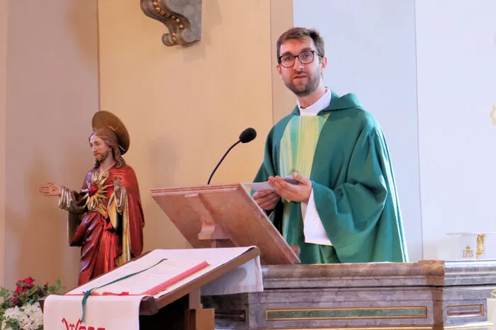 Zahlreiche Gläubige, Familienangehörige und Persönlichkeiten des öffentlichen Lebens nahmen am Gottesdienst teil und empfingen den allgemeinen und persönlichen Primizsegen von Priester Markus Krill.