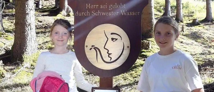 Zwei junge Besucherinnen des Festes bei einer der neu errichteten Kreuzwegstationen
