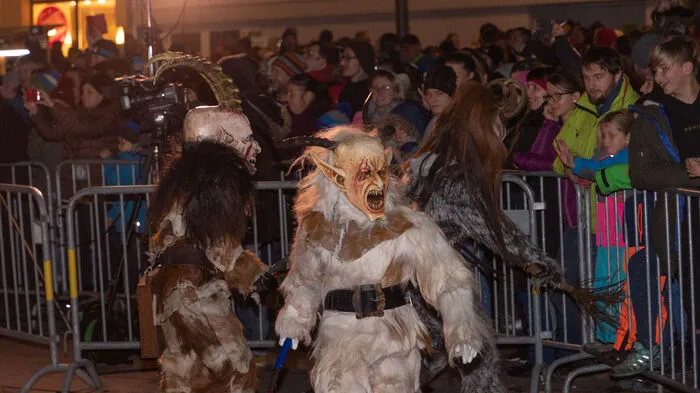 Zottelige Felle und düstere Masken beeindruckten beim Krampuslauf in Mürzzuschlag.