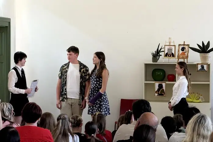 Neben musikalischen Beiträgen konnten viele BesucherInnen eine Tanzshow, Theateraufführung und eine kreative Vernissage bewundern, die einen Einblick in das künstlerische Schaffen der SchülerInnen bot.