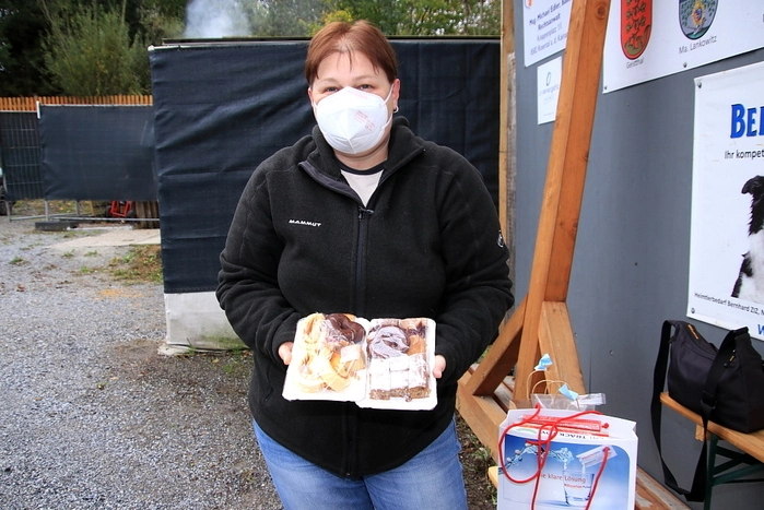 Köstliche Mehlspeisen und Kastanien waren zur Stärkung für die Besucher vorbereitet.