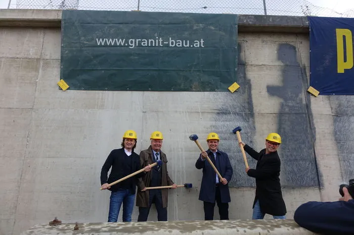 Am 13. Mai 2019 gingen Bürgermeister Erwin Eggenreich, Verkehrslandesrat Anton Lang, Landeshauptmann-Stellvertreter Michael Schickhofer und Günther Lederhaas, Geschäftsführer der Baufirma Granit, daran, die Mauer zu fällen.