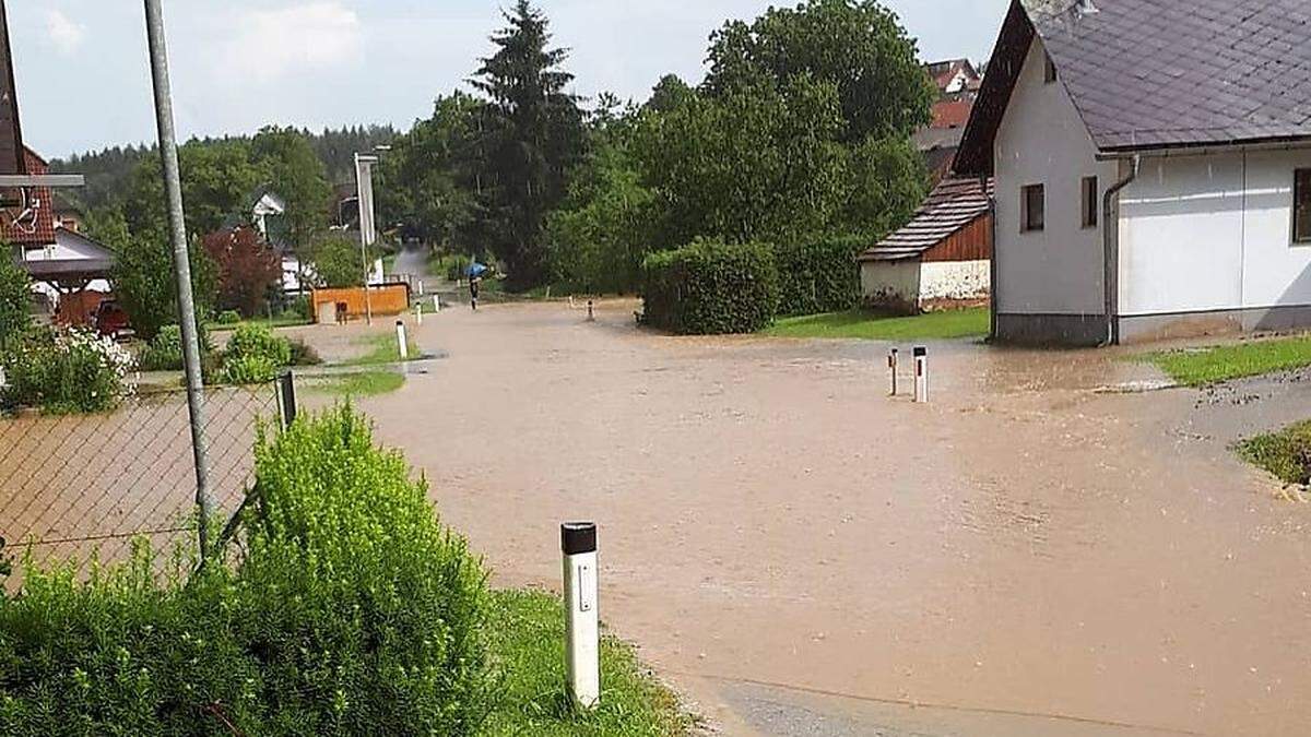 In Mooskirchen stehen ganze Straßenabschnitte nach dem Unwetter unter Wasser