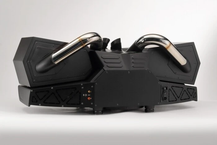 Der 125 Zentimeter lange Esavox hat ein Gehäuse aus Carbon, ein Stück vom Auspuff des echten Stiers ist verbaut und er hat sogar Stoßdämpfer, um die Vibrationen auszubalancieren – schließlich haut der Lautsprecher mit seinen 800 Watt ordentlich auf den Putz und wiegt stattliche 53 Kilogramm.