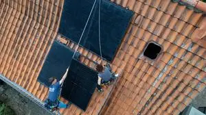 Balkonkraftwerk Bovenden, Deutschland 10. September 2024: Mieter installieren ein Balkonkraftwerk, welches ihr Vermieter Ihnen unentgeltlich bereitgestellt hat um mieterseits Stromkosten zu sparen sowie den Ausbau von regenerativen Energien zu unterstützen, auf das Dach ihres gemieteten Hauses. Foto. Christian Ender Niedersachsen