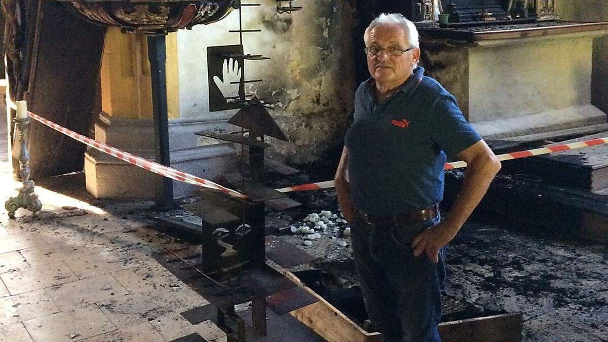 Obmann Hubert Rosegger vor der Stelle, von der der Brand ausging