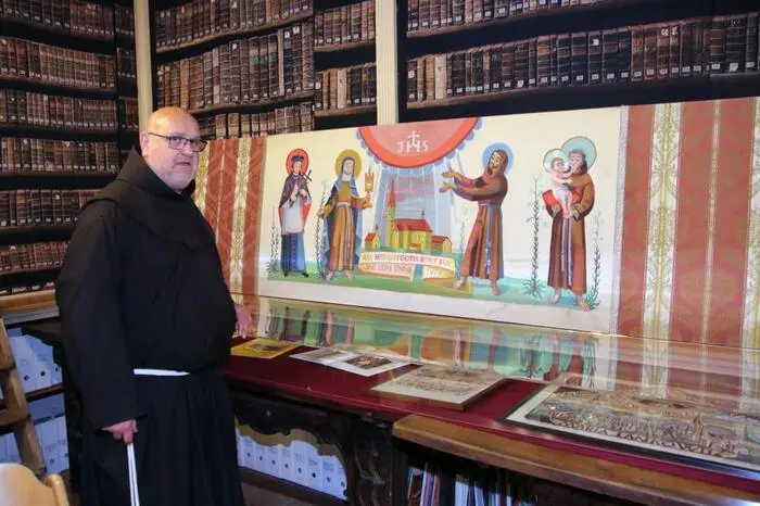 Den vielen Interessierten gab Bruder Elias (Foto) danach Einblicke in die Schatzkammer, gemeinsam stiegen sie in die beleuchtete Gruftanlage hinab oder erklommen über den riesigen Dachstuhl der Kirche den Kirchturm bis hinauf zu den Glocken. Dort sorgten Mitglieder der Freiwilligen Feuerwehr Kemetberg für die Beleuchtung und die Sicherheit.