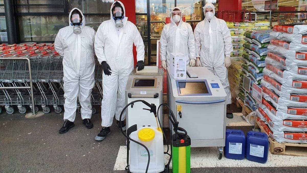 Thomas Thaler, Manuel Matzner, Ferdinand Tripolt und Alexander Kloiber von der Smart Hygiene GmbH bei der Desinfizierung einer Tiroler Supermarkt-Filiale, in der am Coronavirus erkrankte Angestellte gearbeitet haben