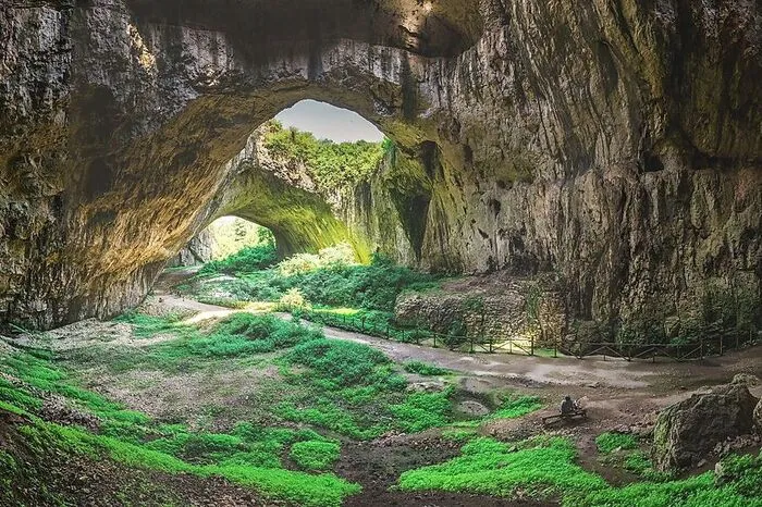 Eine überwältigende Berglandschaft im Landesinneren zum Beispiel. Oder auch unterirdische Sehenswürdigkeiten wie die Devetaki-Höhle (Bild).