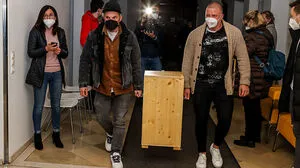 Mit Spannung wurden in Lienz die letzten Wahlurnen erwartet, ehe das Ergebnis um 19.26 Uhr feststand