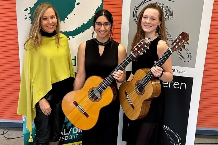 Das Duo Giojoso erhielt den 1. Preis mit Berechtigung zur Teilnahme in Graz. Lehrerin Julia Malischnig freute sich mit Amirah Pranzl und Valentina Schantl