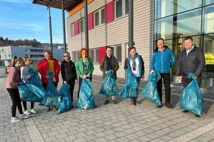 Wernberg Gemeinsame Flurreinigungsaktion Im Rahmen des Wernberger „Monat der Sauberkeit“ luden Umweltreferent Markus di Bernardo und Bürgermeisterin Doris Liposchek die Mitglieder des Gemeindevorstandes und weitere freiwillige Helfer zur Flurreinigung ein. Viele beteiligten sich, auch Kindergärten und Schulen sammelten fleißig den achtlos weggeworfenen Müll an Straßenrändern und auf Wiesen.