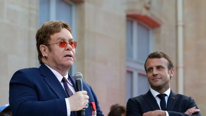 Der britische Sänger und Komponist Elton John ist in die französische Ehrenlegion aufgenommen worden.