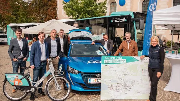 Vertreter präsentieren das E-Carsharing mit Elektroauto und E-Bike auf dem Heiligengeistplatz in Klagenfurt.