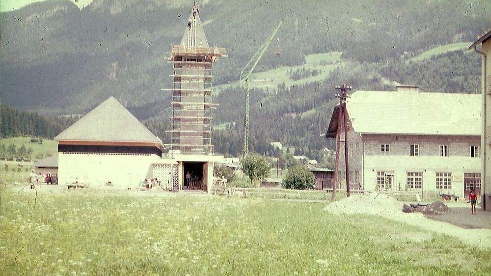 Bau der Friedenskirche in den 60er-Jahren