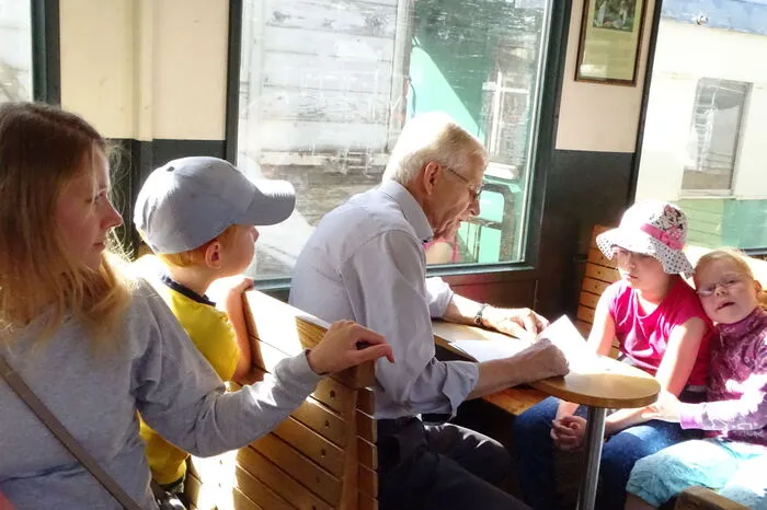 Bereits in der Früh scharten sich Kinder allen Alters um den Birkfelder Bürgermeister Franz Derler, der in einem Waggon der Feistritztalbahn Spannendes über Peter Rosegger erzählte und Roseggers „Als ich das erste Mal auf dem Dampfwagen saß“ vorlas.