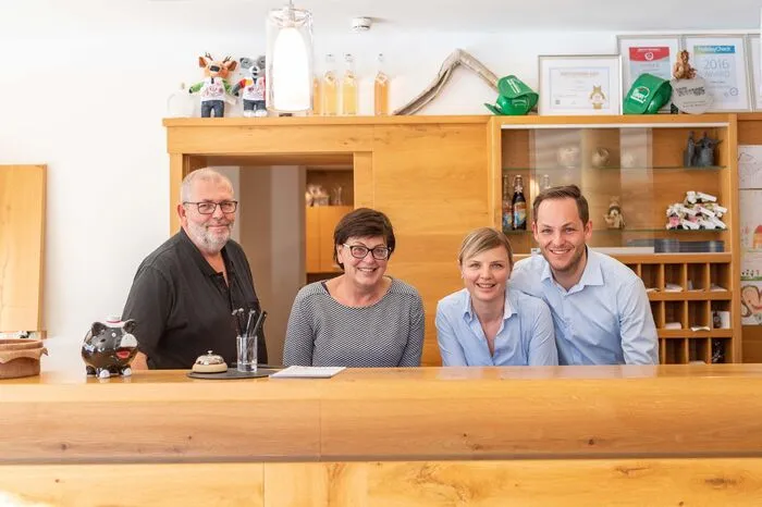 Beliebte Gastgeber. Links das Senior-Ehepaar Sepp und Ulrike Zirngast – seit zehn Jahren schupfen Sohn Marcel und Freundin Andrea Hotel und Campingplatz