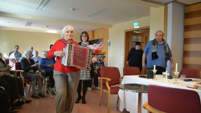 Im Seniorenhaus Menda in Hartberg wurde der diesjährige Fasching mit einer gelungenen Sauschädlverhandlung gefeiert.