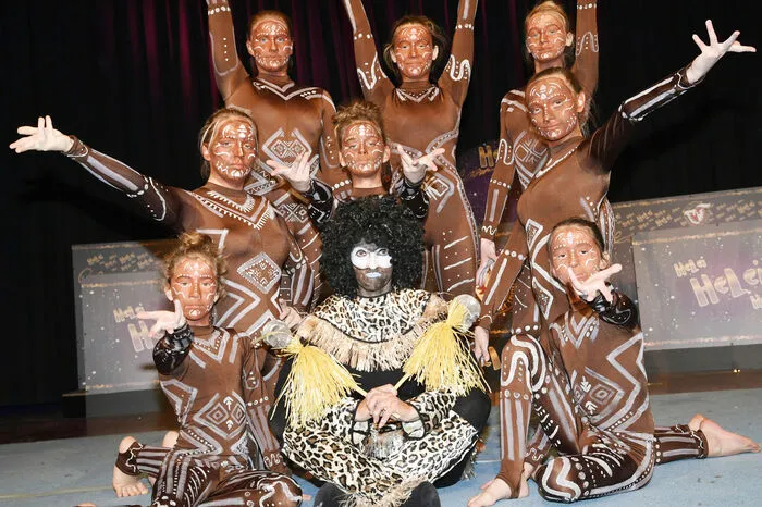 Afrika, Afrika... Mit akrobatischen Einlagen in ihrem tollen neuen Outfit begeisterten die Mädels der Sportgemeinschaft Spittal unter der Leitung von Sigi Eisenhuth.