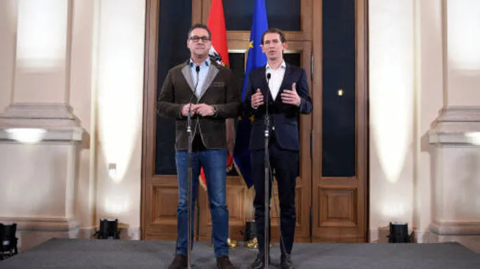 Kurz und Strache treten vor die Presse, um den Abschluss der Verhandlungen mitzuteilen
