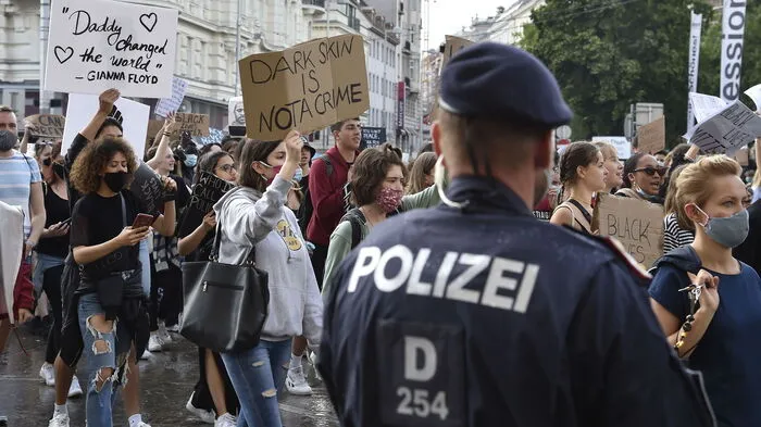 Bei der Kundgebung "#BLACKLIVESMATTER" haben am Donnerstagnachmittag in Wien weit über 50.000 Menschen teilgenommen.