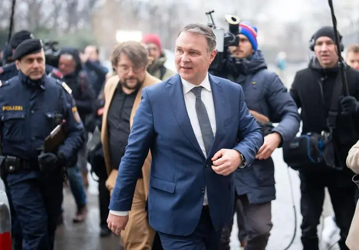 ABD0241_20250213 - WIEN - ÖSTERREICH: SPÖ-Chef Andreas Babler am Donnerstag, 13. Februar 2025, vor einem Gespräch mit Bundespräsident Alexander Van der Bellen in der Präsidentschaftskanzlei in Wien nach dem Scheitern der Koalitionsverhandlungen zwischen FPÖ und ÖVP. - FOTO: APA/GEORG HOCHMUTH