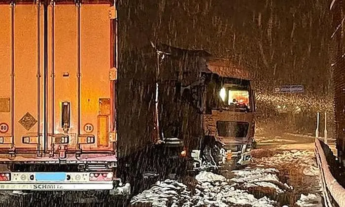 Der Lkw-Lenker verlor laut Polizei wegen nicht angepasster Geschwindigkeit die Kontrolle über sein Fahrzeug