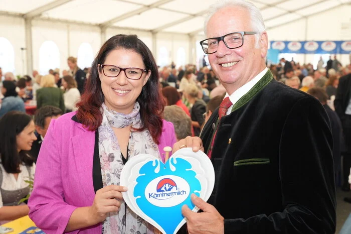 Landesrätin Sara Schaar und Landtagspräsident Reinhart Rohr haben ein Herz für die Kärntnemilch.