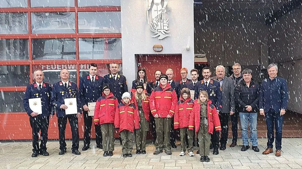 Mitglieder, Geehrte und Ehrengäste vor dem Rüsthaus in St. Michael ob Bleiburg
